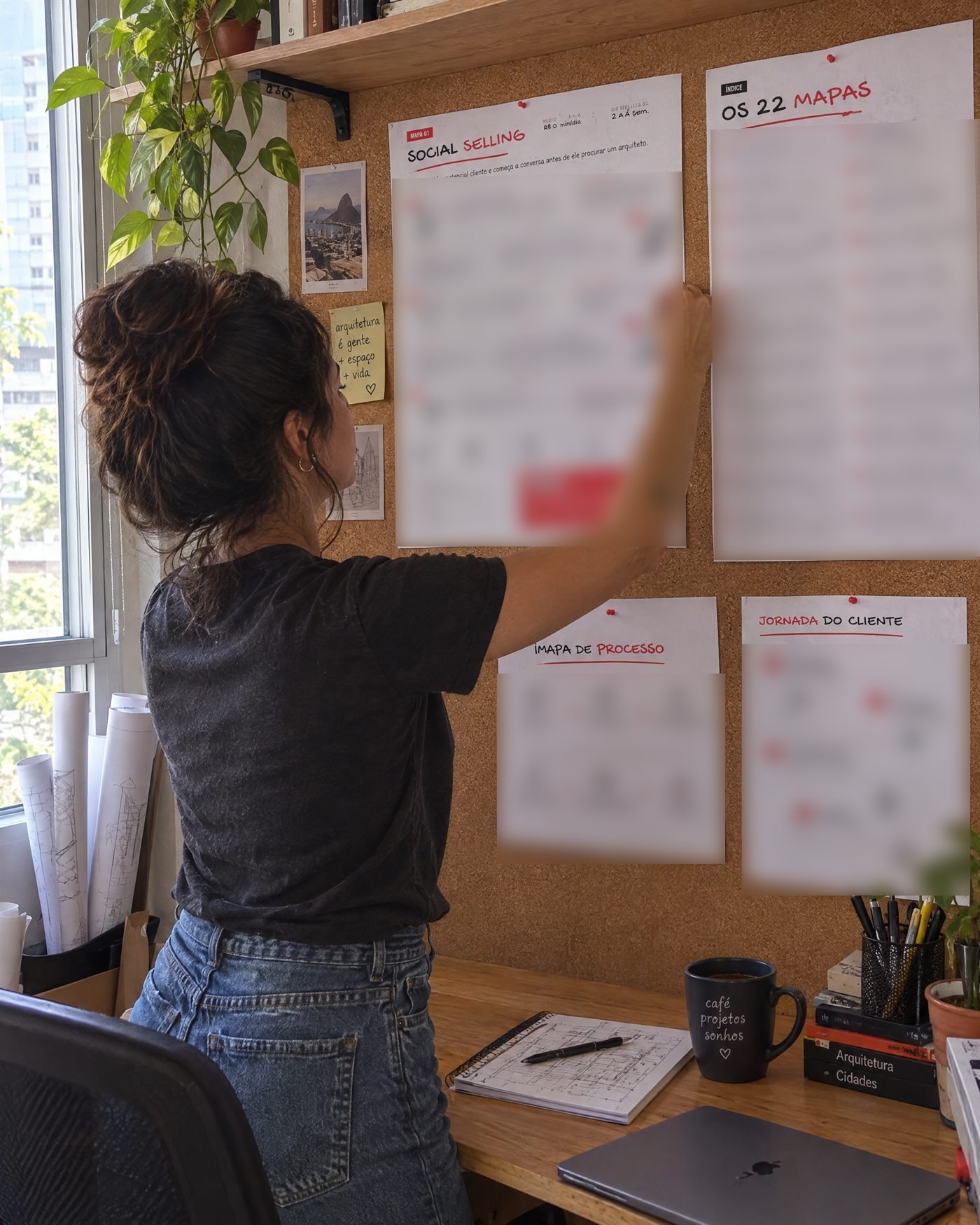 Mapas impressos no mural do escritório