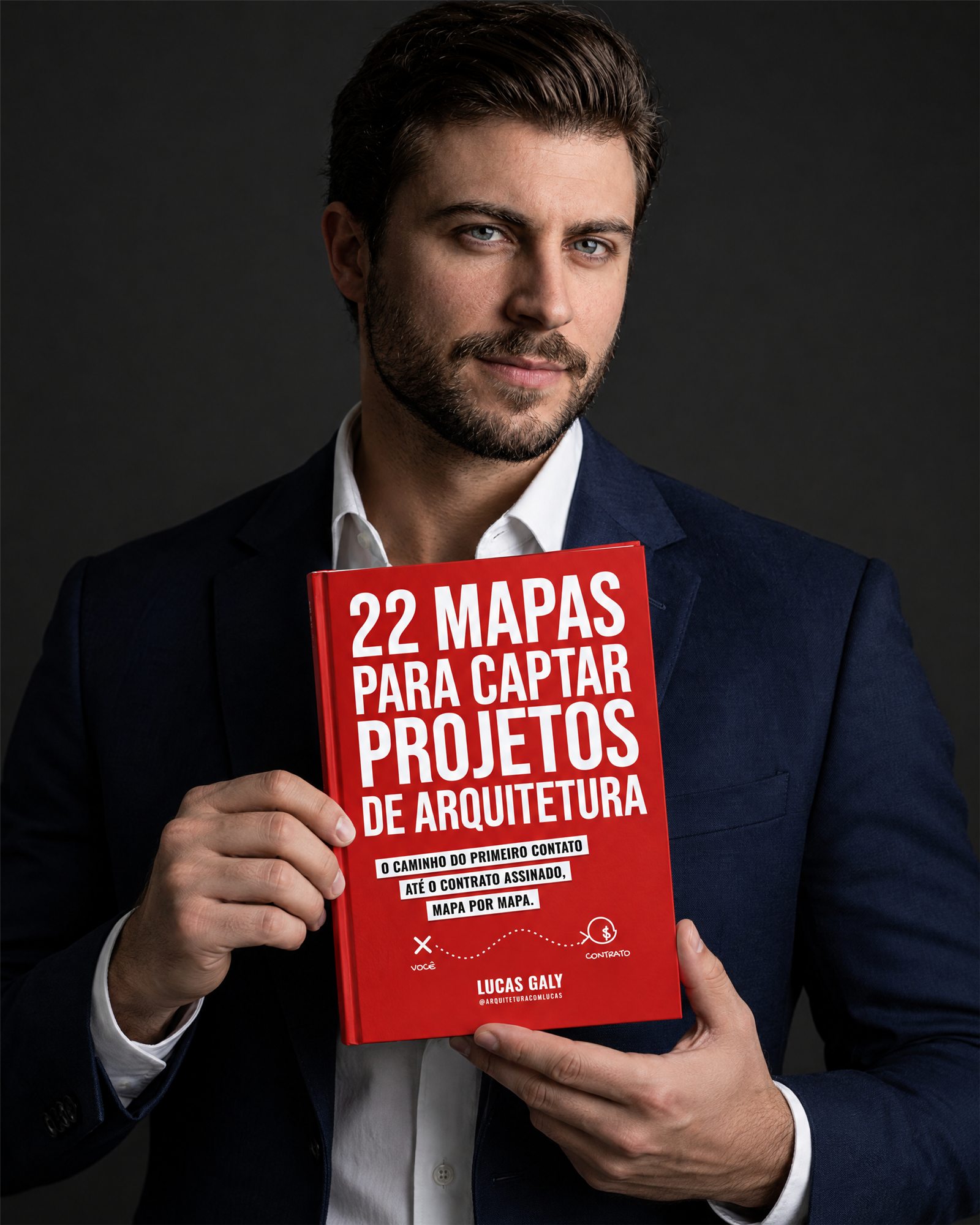 Lucas Galy segurando o livro 22 Mapas